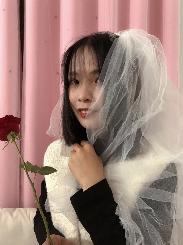 持紫菜包饭的女孩的第一张照片--厦门相亲网